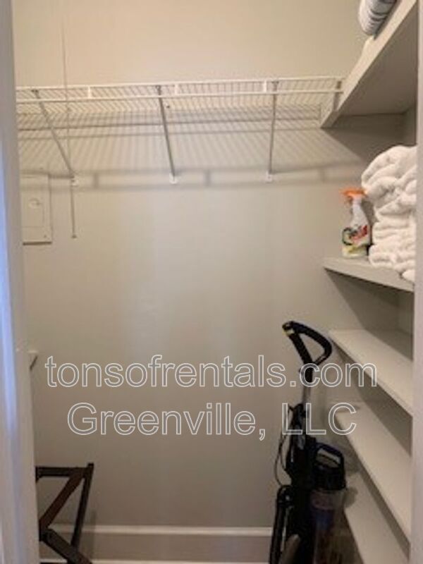 Building Photo - 412 Rogers Ave