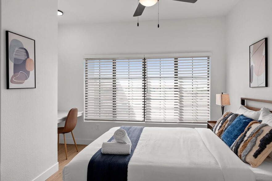 Building Photo - 875 W Pecos Rd