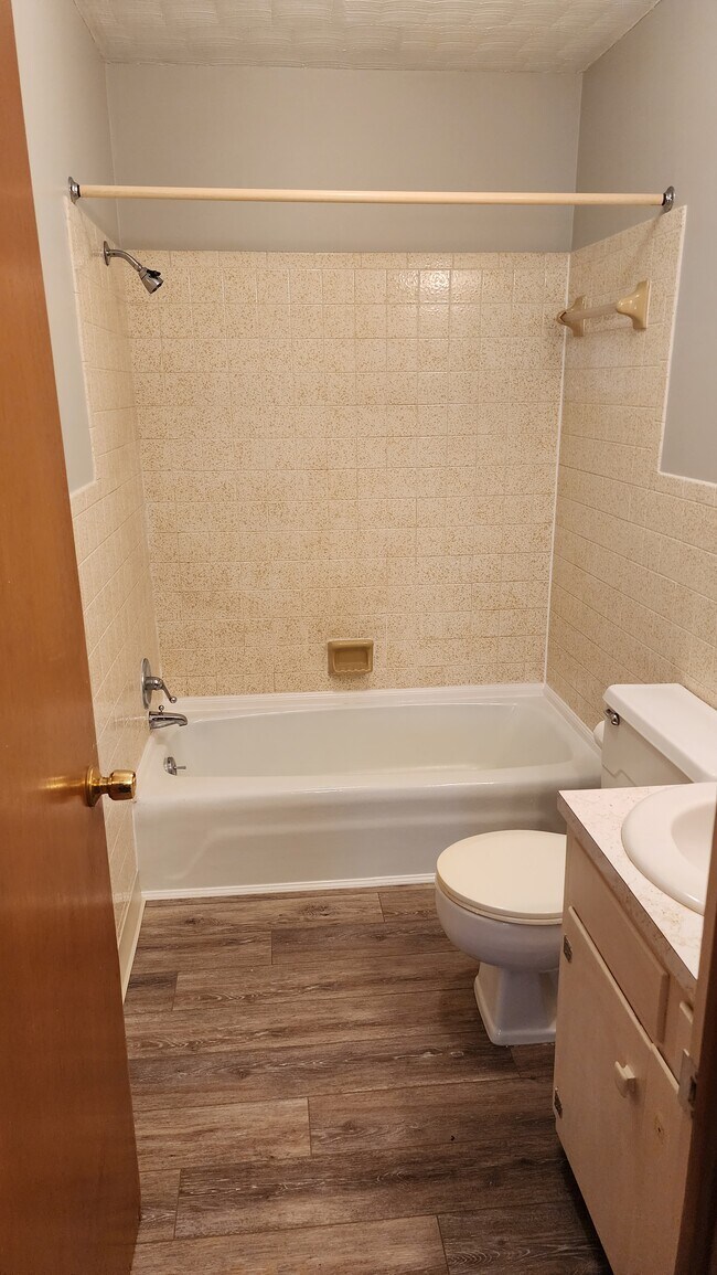 Building Photo - Hickory Hills Townhomes