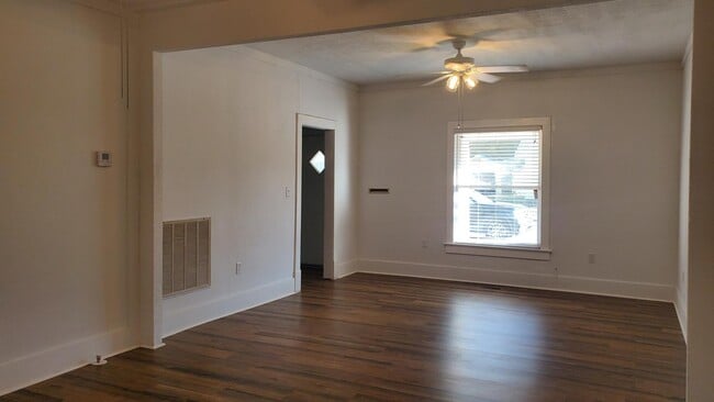 Building Photo - 1402 E Maple Ave