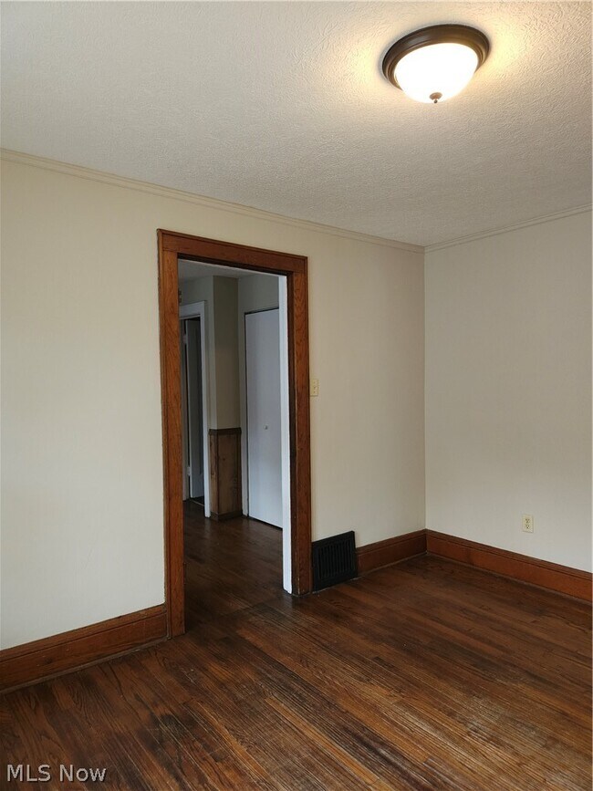 Building Photo - 578 Plum Ave