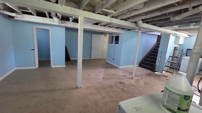 Building Photo - 2bed 1 bath home with detached garage