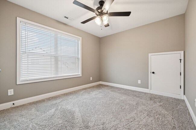 Building Photo - 3 Bedroom 2 1/2 Bathroom Home!!