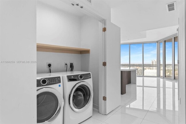 Building Photo - 851 NE 1st Ave