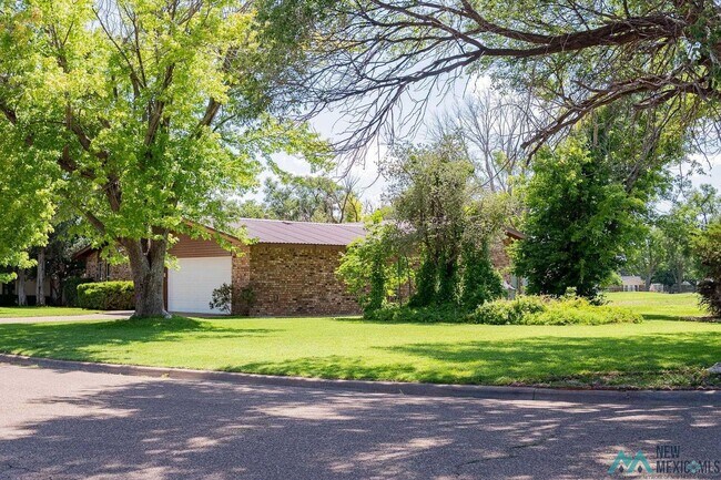 Building Photo - Available Soon! Large 3 bed 2 bath home on the golf course