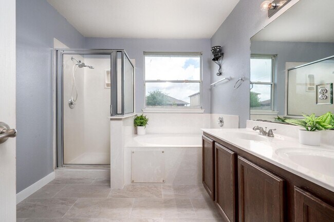 Building Photo - Updated 4BD/2BA Home Close to Airport, Tes...