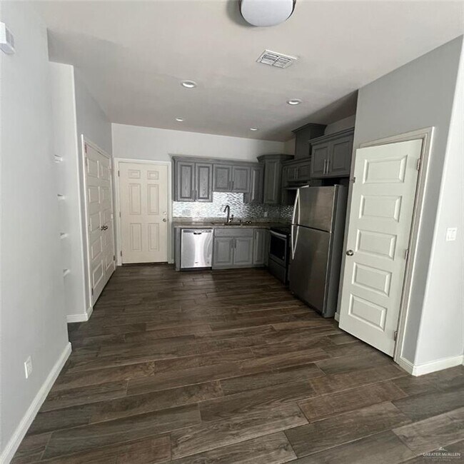 Building Photo - 10 Israel E Ave