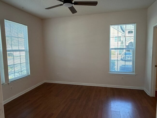 Building Photo - First Floor Condo - Estate at Westbury