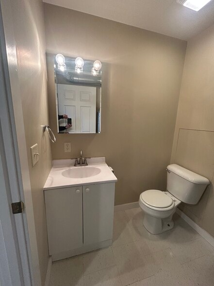 Building Photo - 304 Orchard St