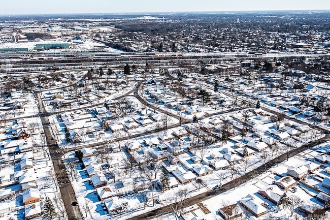 Building Photo - 17555 Howe Ave