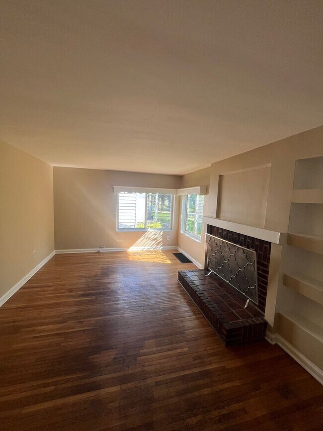 Building Photo - Comfortable 2-Bedroom Single-Family Home with Washer/Dryer Hookups