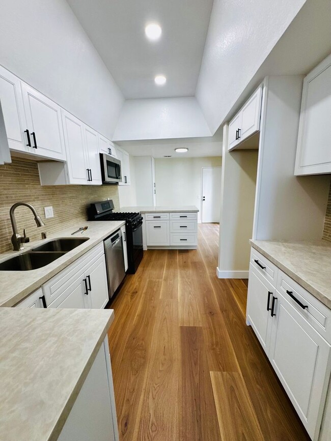 Building Photo - Remodeled 3/3 Townhome For Rent in Huntington Harbor!