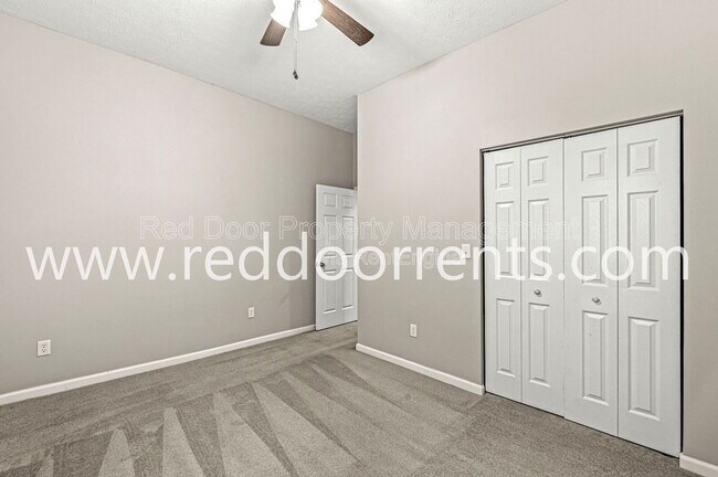 Building Photo - 2345 N Kenwood Ave