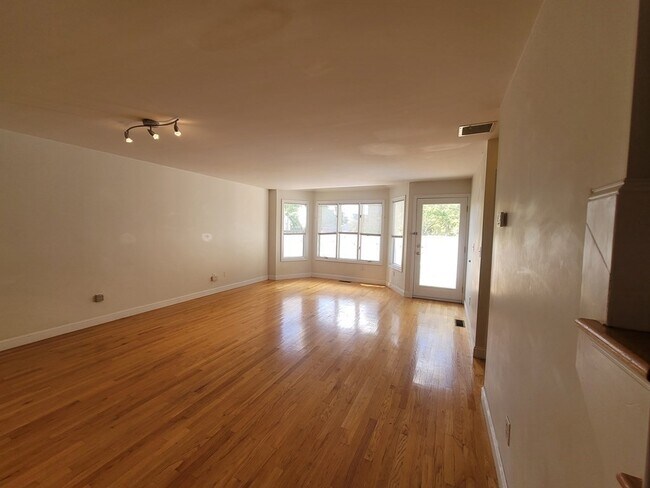 Building Photo - 3 Raymond St