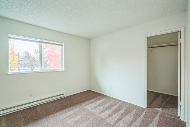 Building Photo - Newly Updated - Spacious Three Bedroom Condo