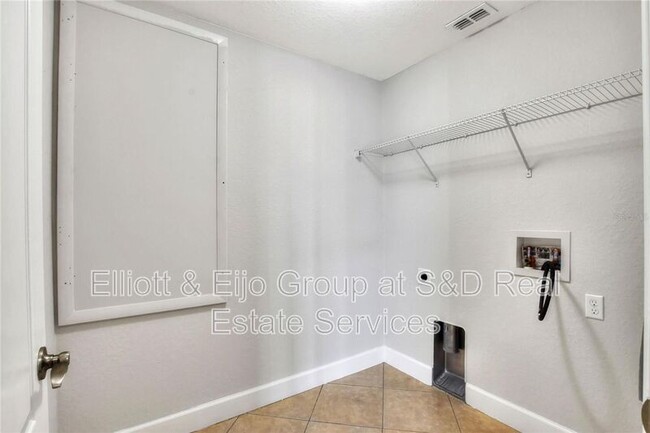 Building Photo - 6562 Evergreen Park Dr
