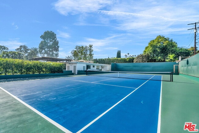 Building Photo - 802 N Crescent Dr