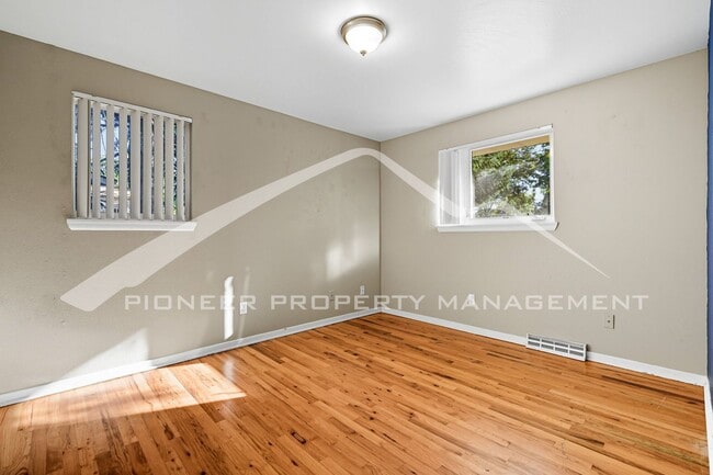 Building Photo - Spacious Home with Washer/Dryer and Fenced Yard