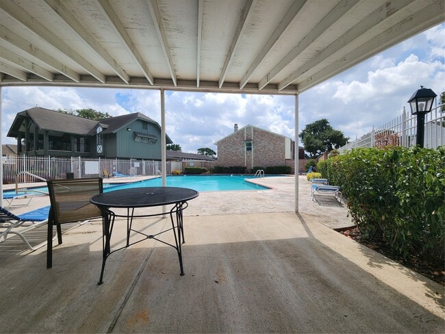 Building Photo - 6340 Chevy Chase Dr