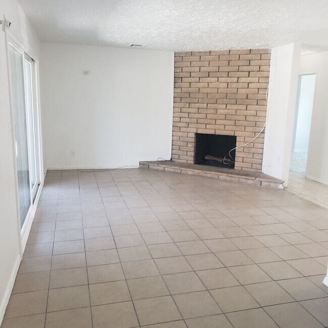 Building Photo - 6363 Carlo Dr