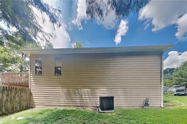 Building Photo - 1250 Summit Point Ln