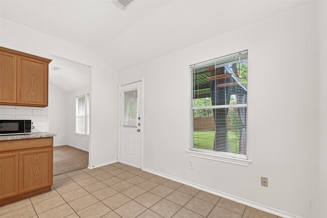 Building Photo - 10 Druids Glen Pl