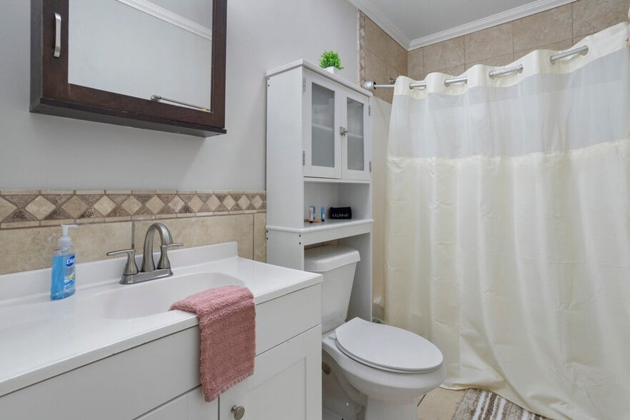 Building Photo - 426 Russell Ave