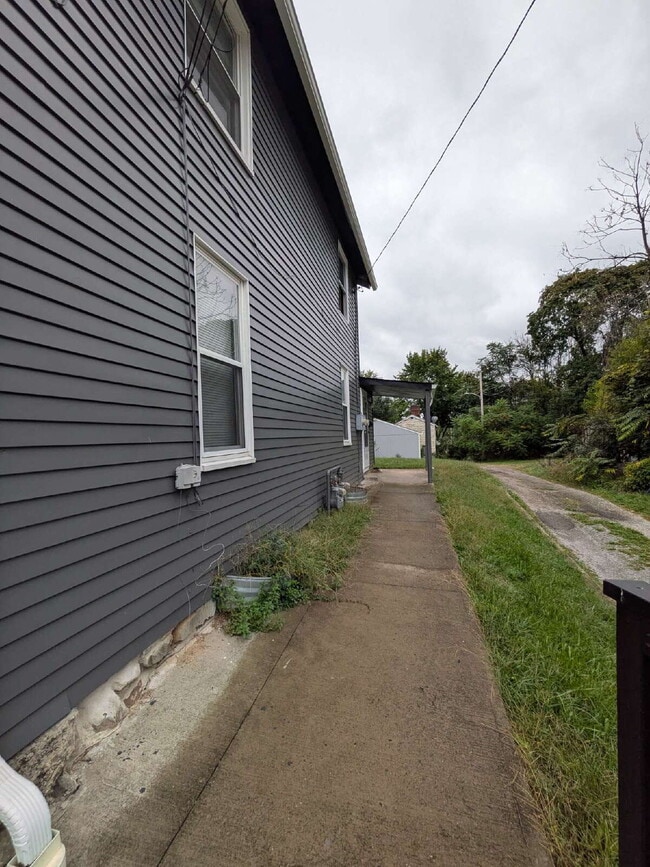 Building Photo - Beautifully updated 2 bed 1 bath apartment in Beaver Falls!  OPEN HOUSE on Thursday (February 5) ...