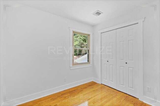 Building Photo - Newly Renovated 3 Bed / 2.5 Bath with Doub...