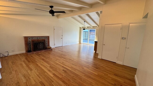 Building Photo - Mission Fields Home, 3 bedroom 2 bath, Fir...