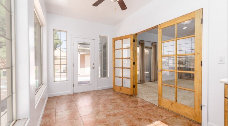 Building Photo - 584 W Mariposa Dr