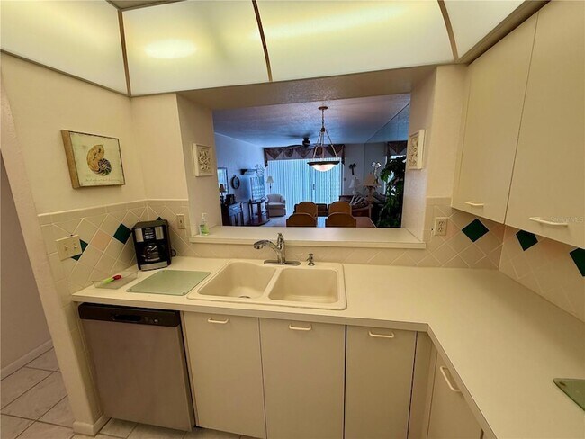 Building Photo - 5701 Bahia Del Mar Cir N