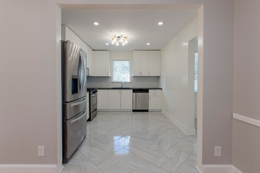 Kitchen - 1532 E 53rd St