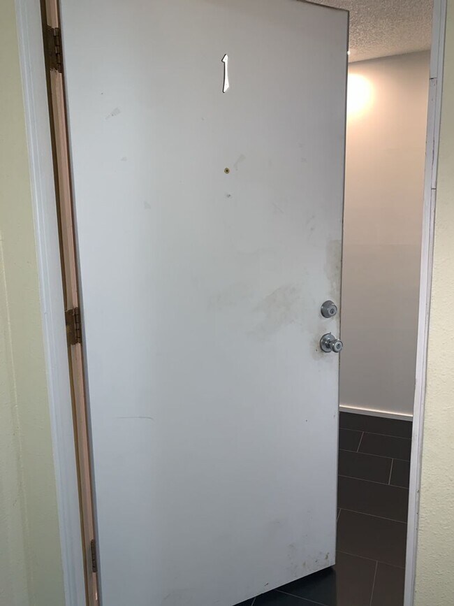 Building Photo - Beautiful Ground Floor Unit-  1BD/1.5BA