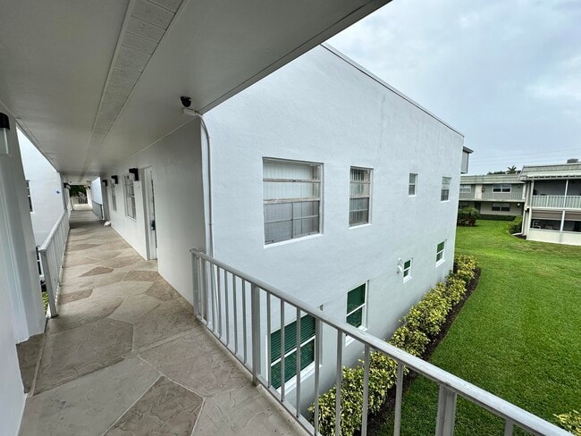 Building Photo - 811 Flanders Q