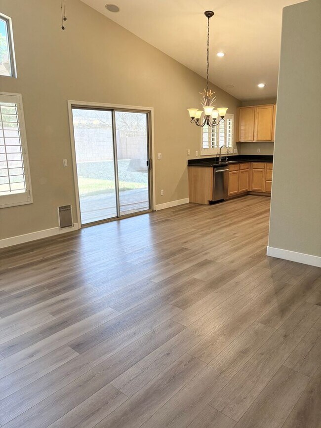 Building Photo - **BEAUTIFUL & SPACIOUS 3 BEDROOM/2 BATHROO...