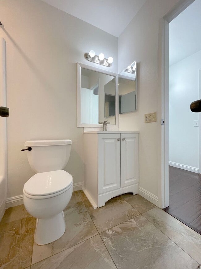 Building Photo - 3 Bed + 1.5 Bath + 2 Car Garage