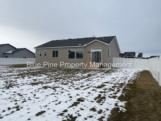 Building Photo - 6047 Cedarwood Ln