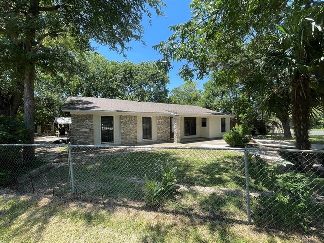 Building Photo - 3200 Locke Ln