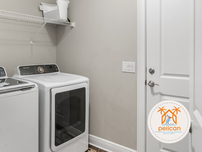 Building Photo - Stunning Home in East Navarre