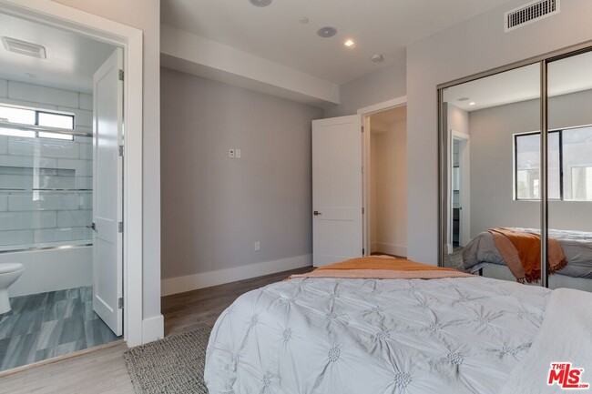 Building Photo - 4826 Pickford St