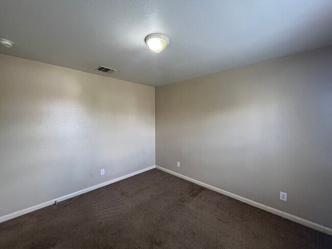 Building Photo - 5202 Fountain Lake Dr