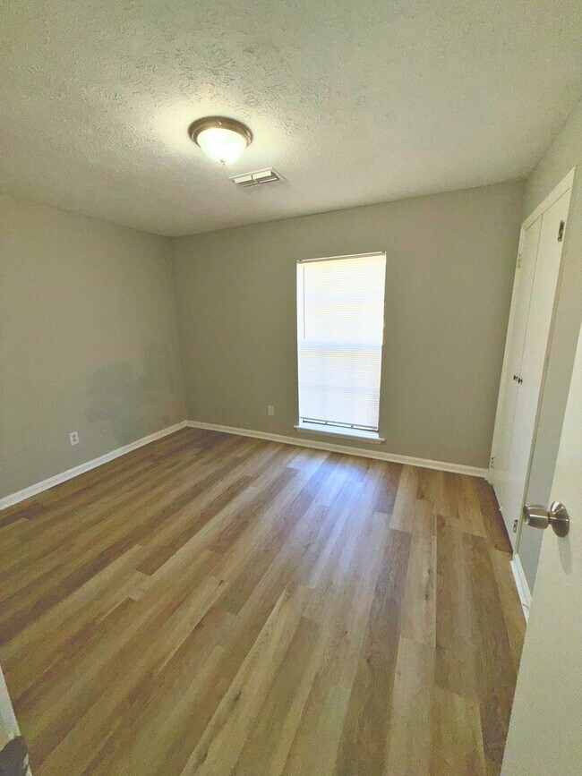 Building Photo - AVAILABLE NOW!!!