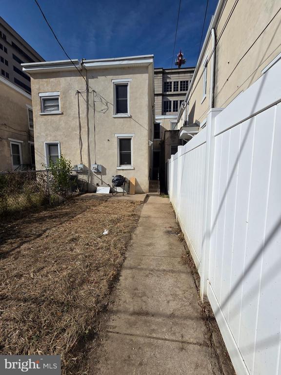 Building Photo - 1116 N Walnut St