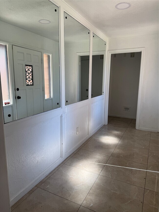 Building Photo - 7838 Vickijohn Dr