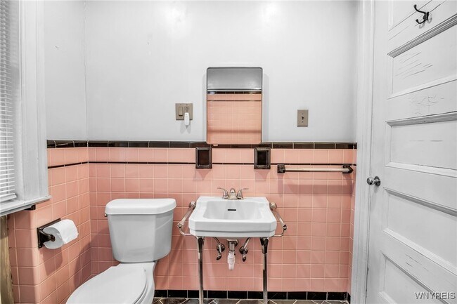 Building Photo - 530 Linwood Ave