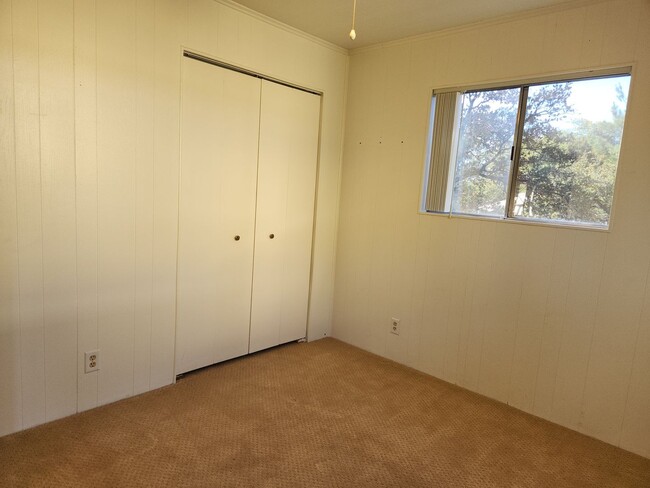 Building Photo - 2 Bed / 1 Bath with Oversized single car g...