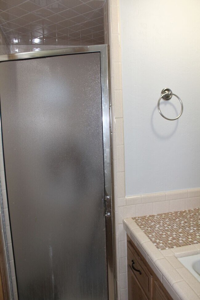 Building Photo - Huge Playroom - Family Room!