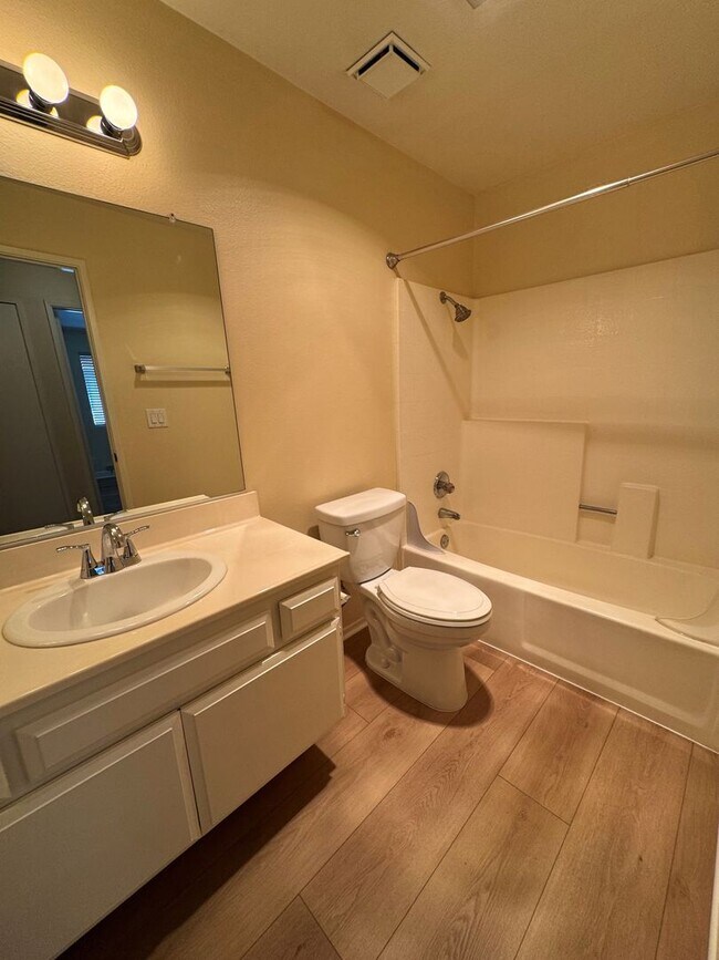 Building Photo - Beautiful 2+1.75 Upstairs Condo in Desirable Parkside Community