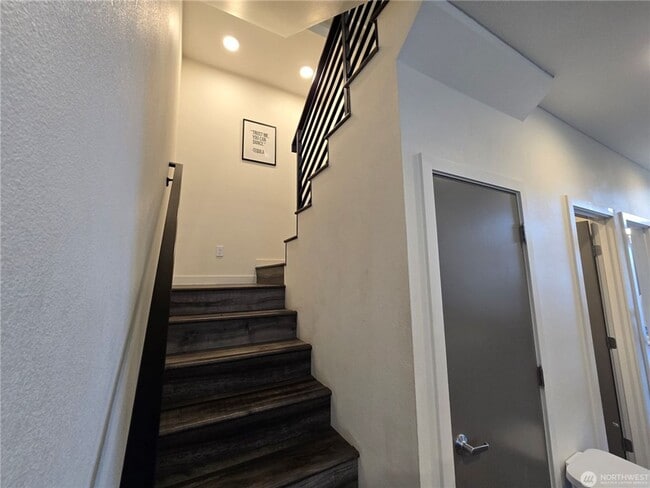 Building Photo - 8BR Ravenna Home Steps from UW – Ideal for Groups!